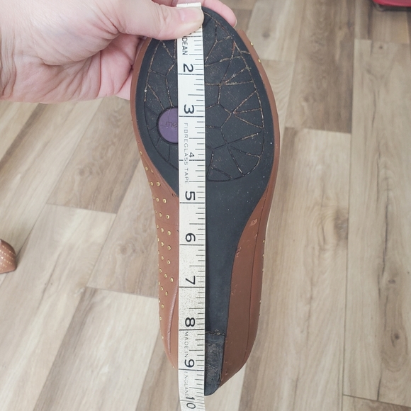 "me Too" tan leather peep-toe kitten wedges / low-heel shoes, size 8.5, GUC - Picture 5 of 10